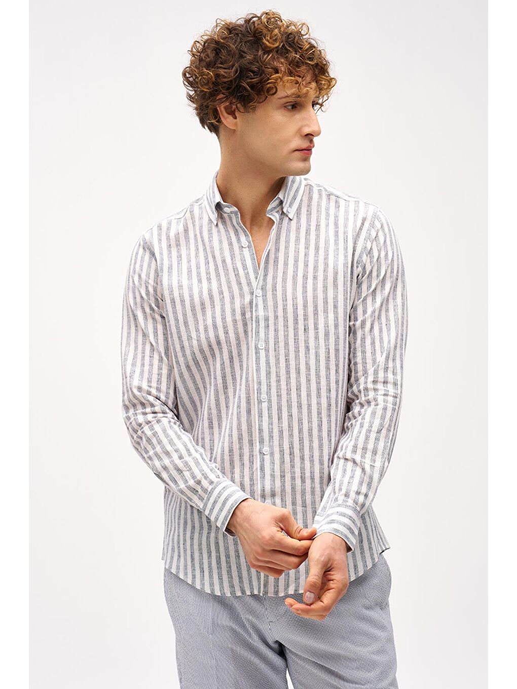 Lacivert Dynamic Fit Düğmeli Yaka Çizgili Uzun Kollu Cepsiz Pamuklu Gömlek-1