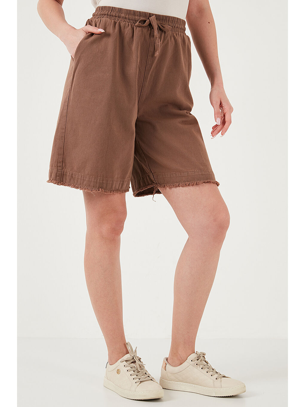 Kahverengi Pamuklu Standart Fit Normal Bel Bağlamalı Cepli Kadın Şort 668YP5326-2