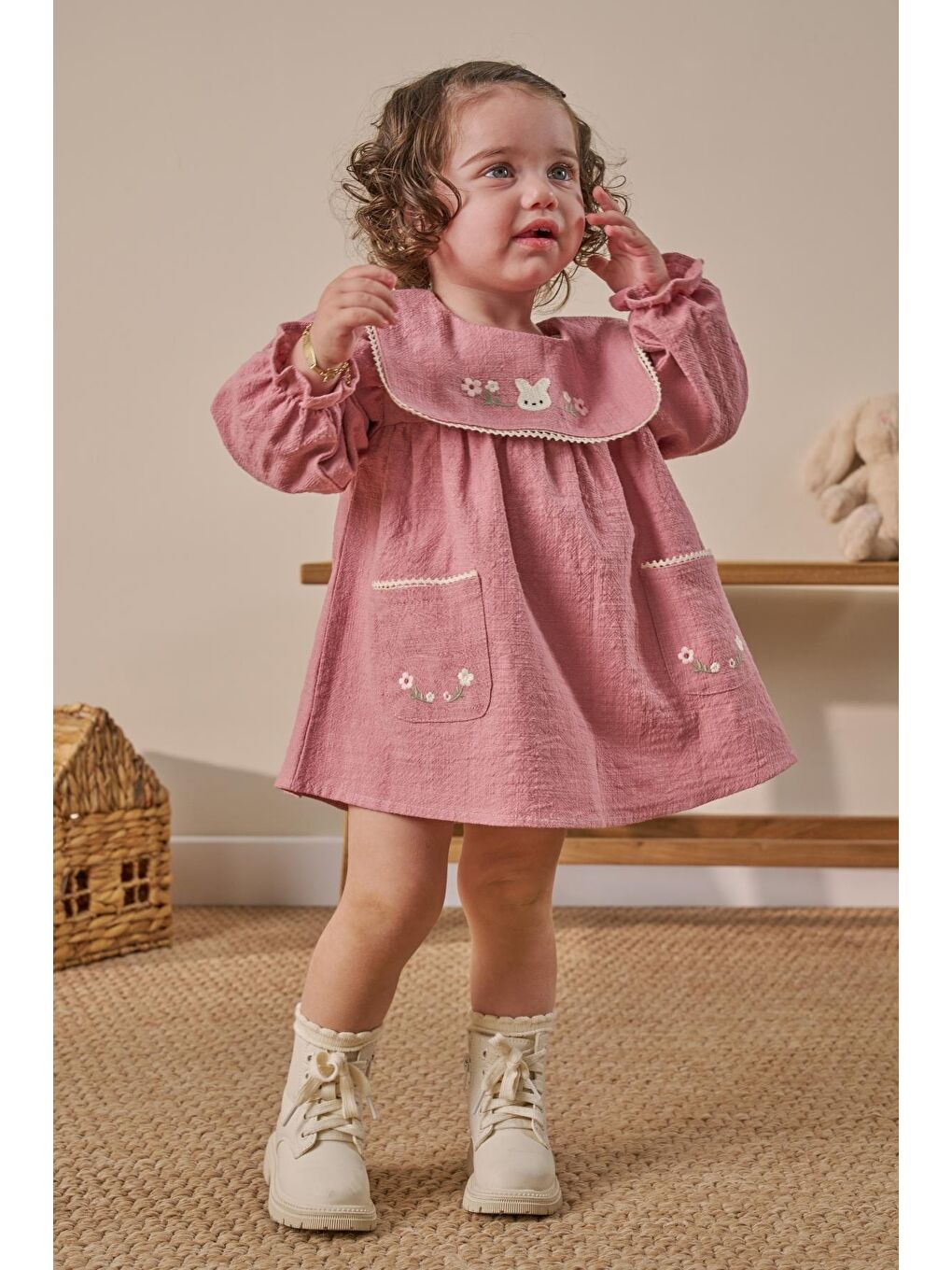 Kız Bebek Pamuklu Pembe Çiçek Biyeli Müslin Elbise - Çantalı Fiyonk Detaylı