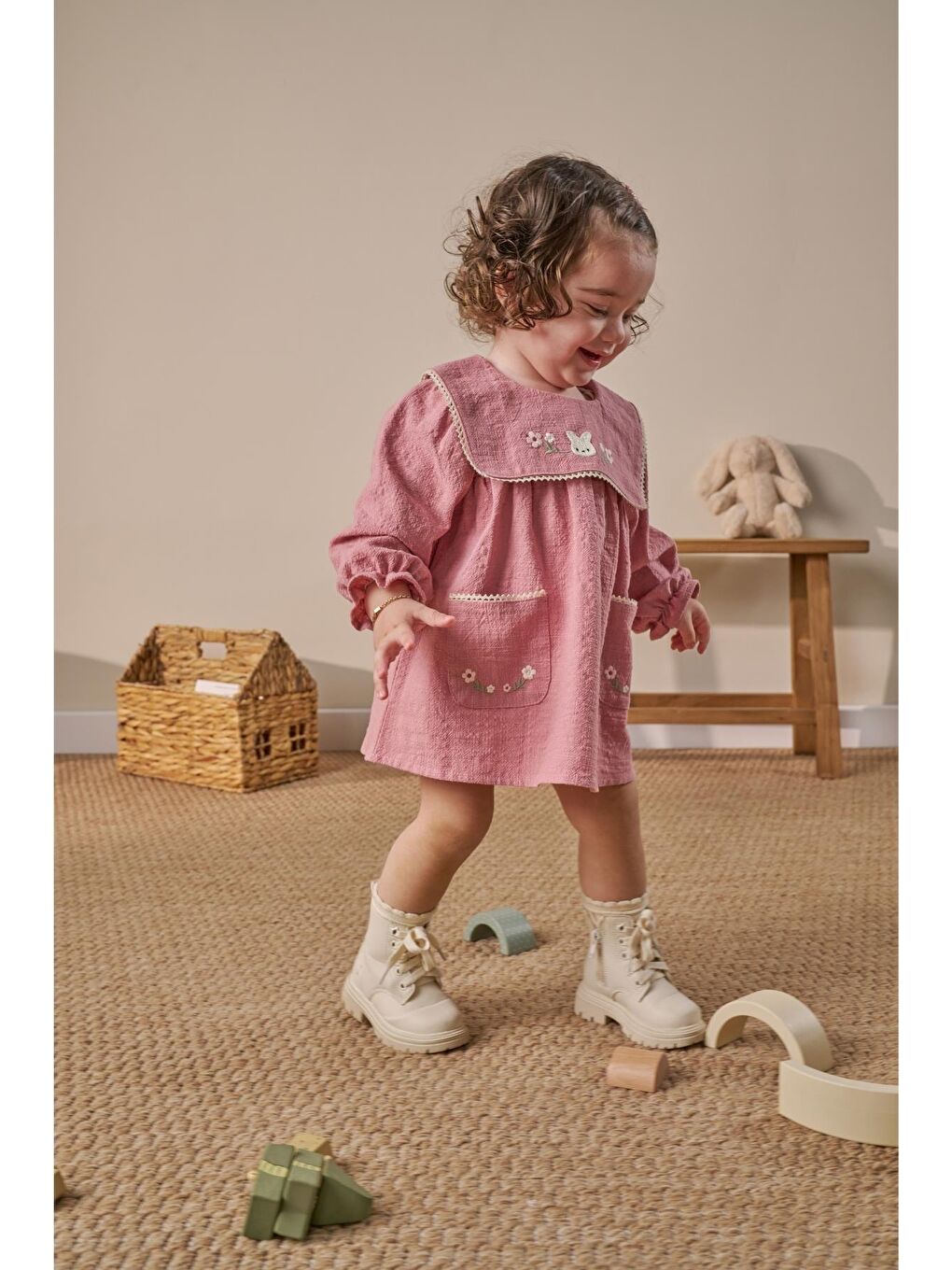 Kız Bebek Pamuklu Pembe Çiçek Biyeli Müslin Elbise - Çantalı Fiyonk Detaylı-1