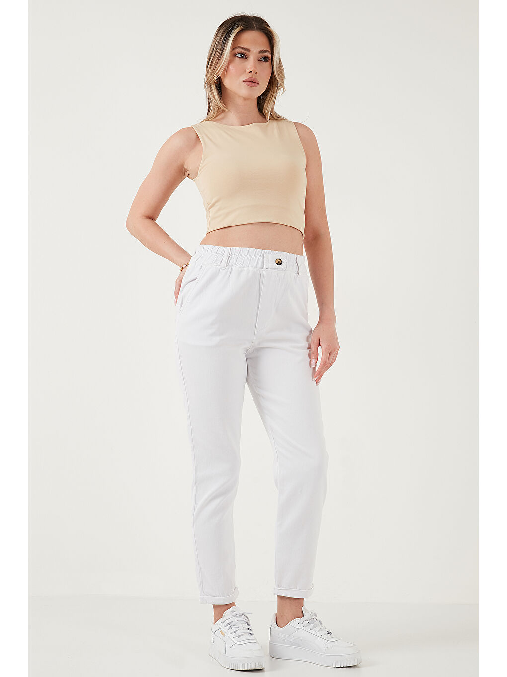 Beyaz Pamuklu Standart Fit Yüksel Bel Düz Paça Kadın Pantolon 668YP4924