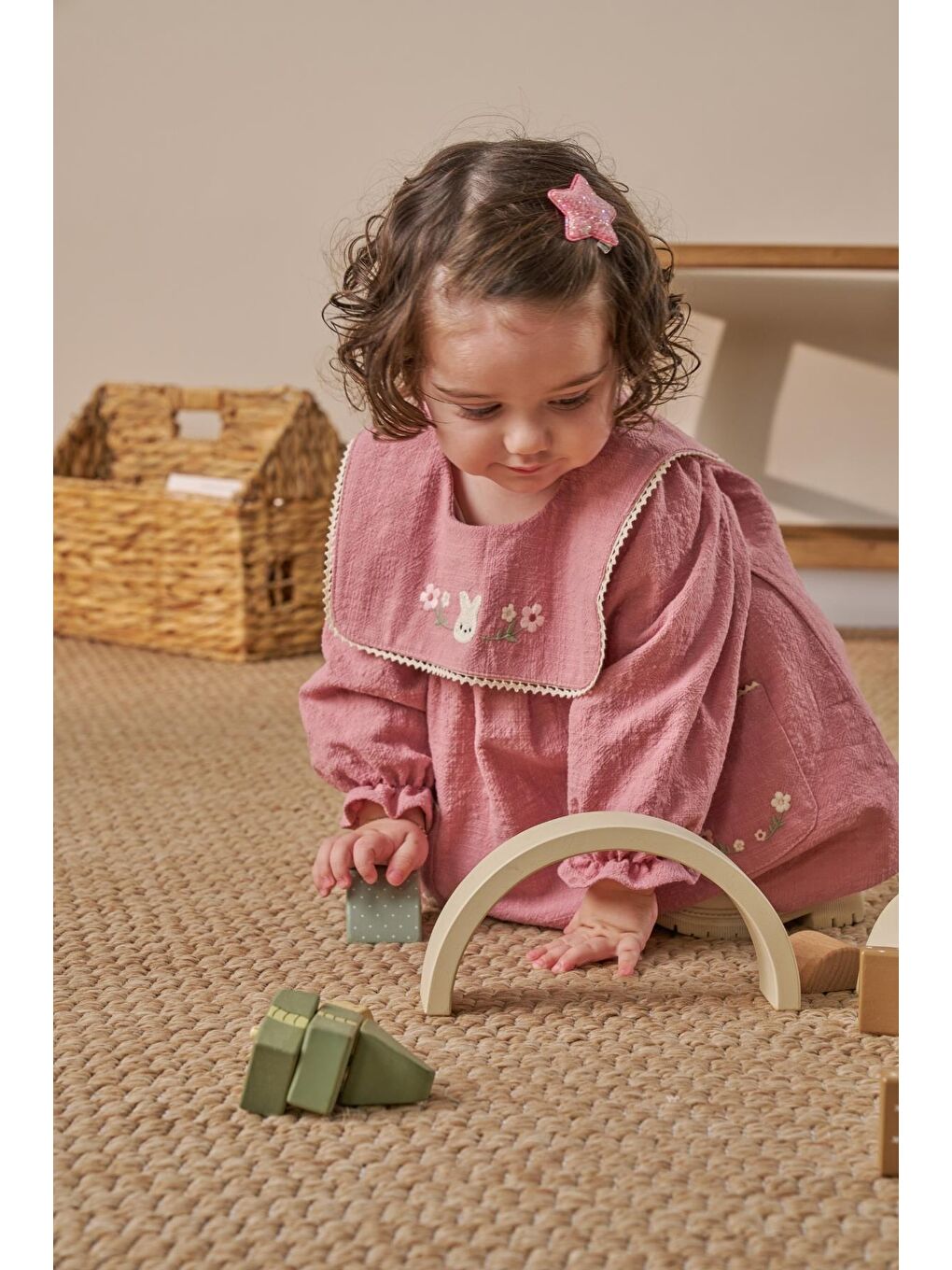 Kız Bebek Pamuklu Pembe Çiçek Biyeli Müslin Elbise - Çantalı Fiyonk Detaylı-2