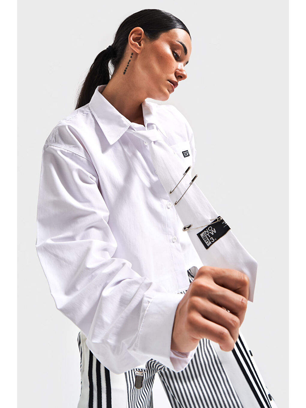 Siyah Kadın Beyaz Renk Kravatlı Tasarım Bol Kesim Gömlek-1