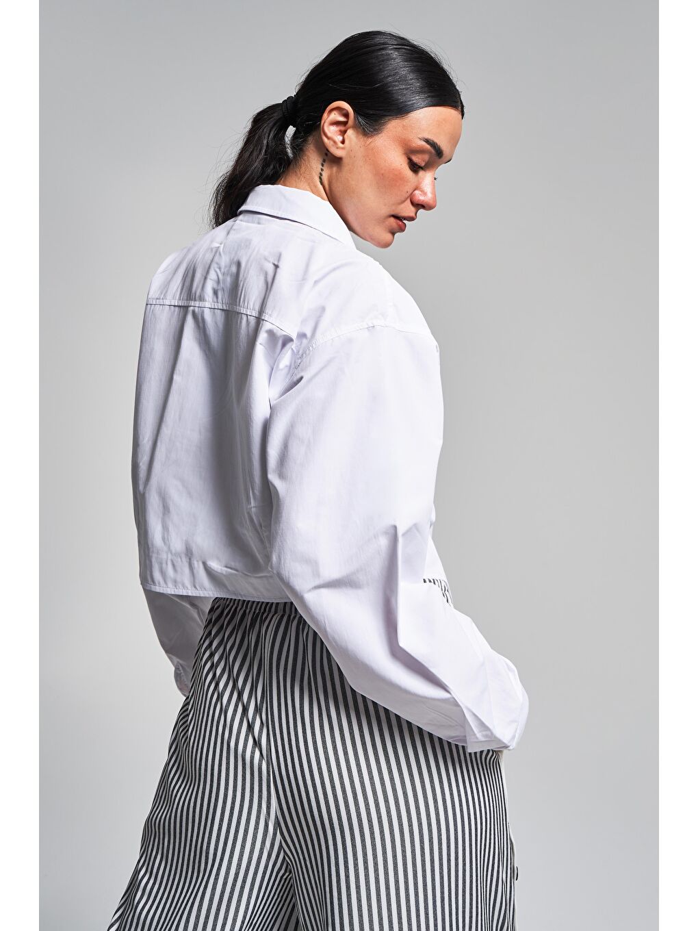 Siyah Kadın Beyaz Renk Kravatlı Tasarım Bol Kesim Gömlek-2