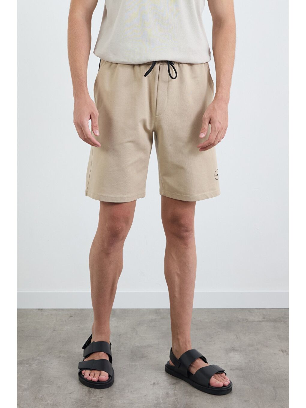 Bej Beli Bağlamalı Düz Şort