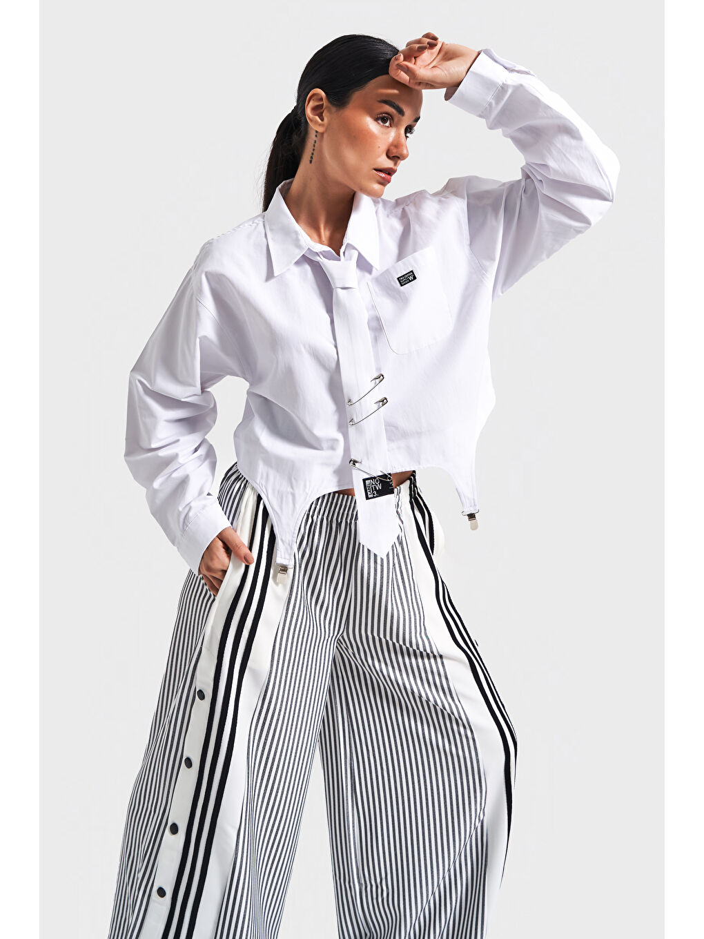 Siyah Kadın Beyaz Renk Kravatlı Tasarım Bol Kesim Gömlek-3