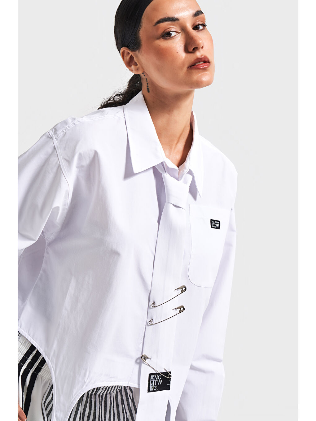 Siyah Kadın Beyaz Renk Kravatlı Tasarım Bol Kesim Gömlek-4