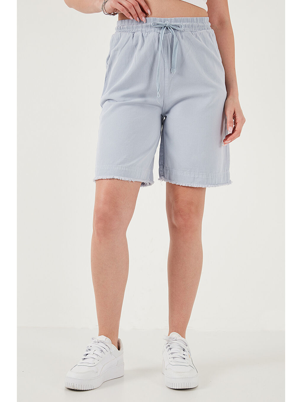 Mavi Pamuklu Standart Fit Normal Bel Bağlamalı Cepli Kadın Şort 668YP5326-1