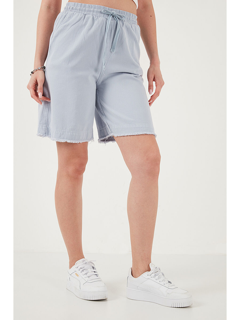 Mavi Pamuklu Standart Fit Normal Bel Bağlamalı Cepli Kadın Şort 668YP5326-2