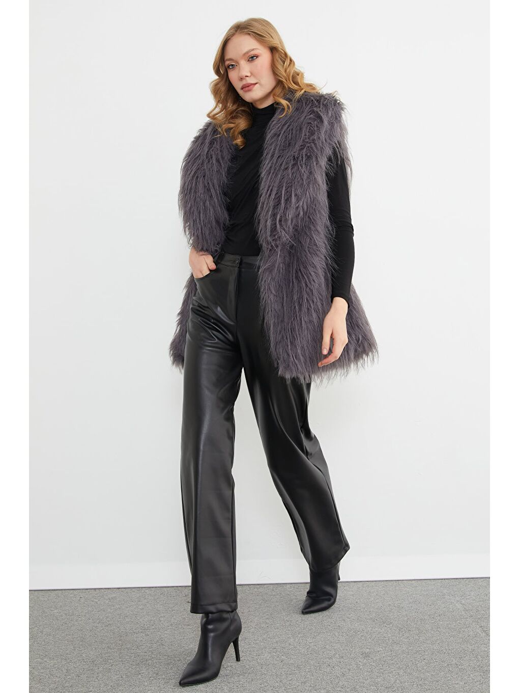 Antrasit Kemer Detaylı Suni Kürk Yelek