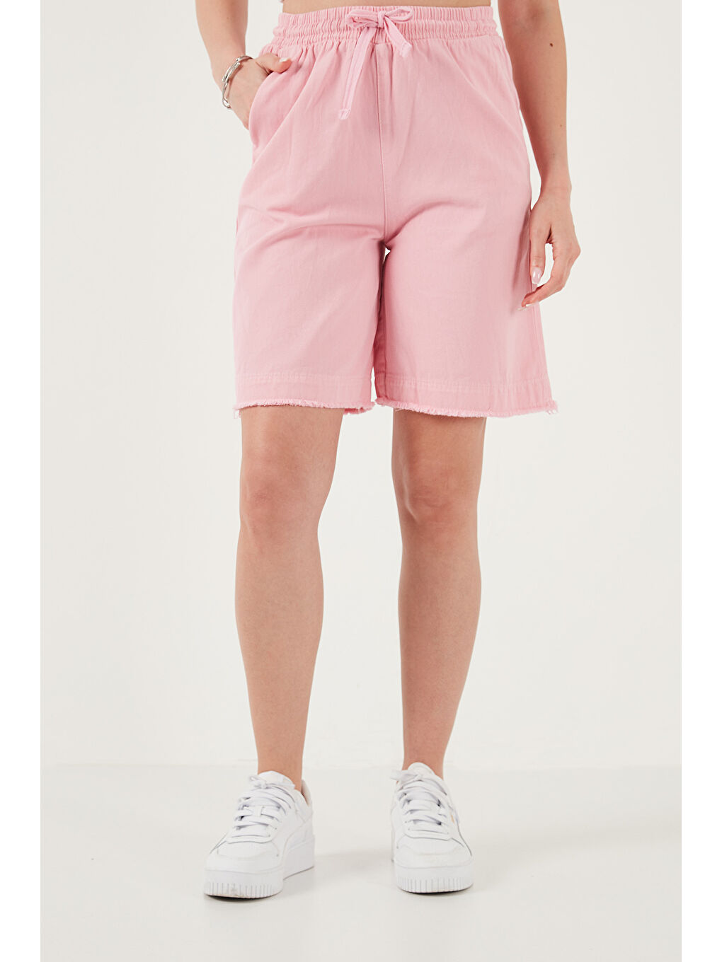 Pembe Pamuklu Standart Fit Normal Bel Bağlamalı Cepli Kadın Şort 668YP5326-1