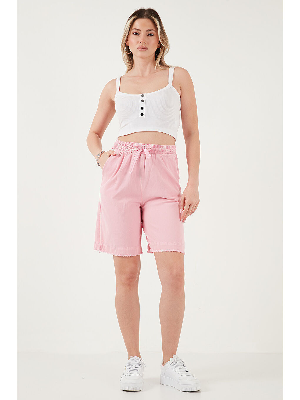 Pembe Pamuklu Standart Fit Normal Bel Bağlamalı Cepli Kadın Şort 668YP5326-2