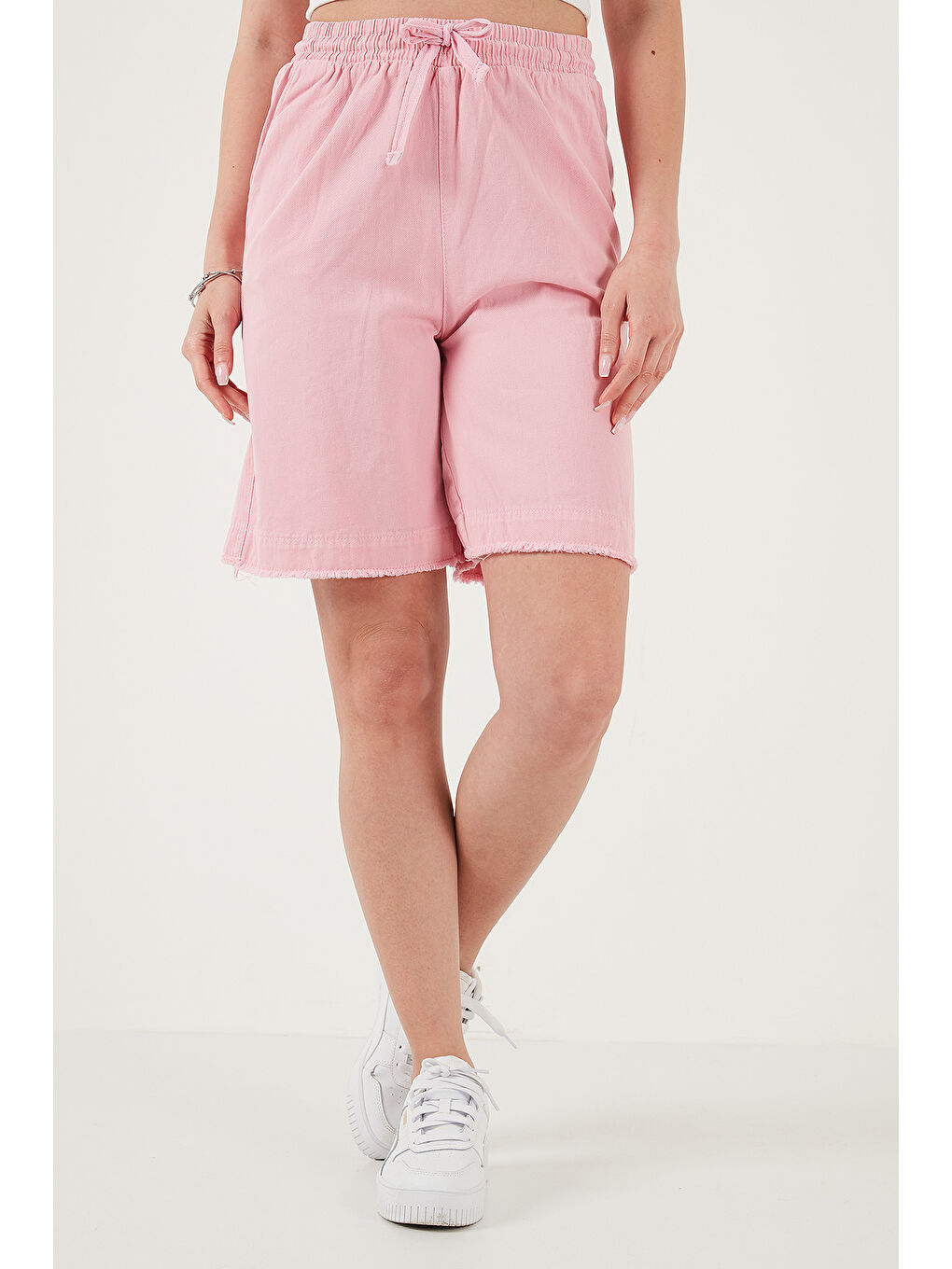 Pembe Pamuklu Standart Fit Normal Bel Bağlamalı Cepli Kadın Şort 668YP5326-4