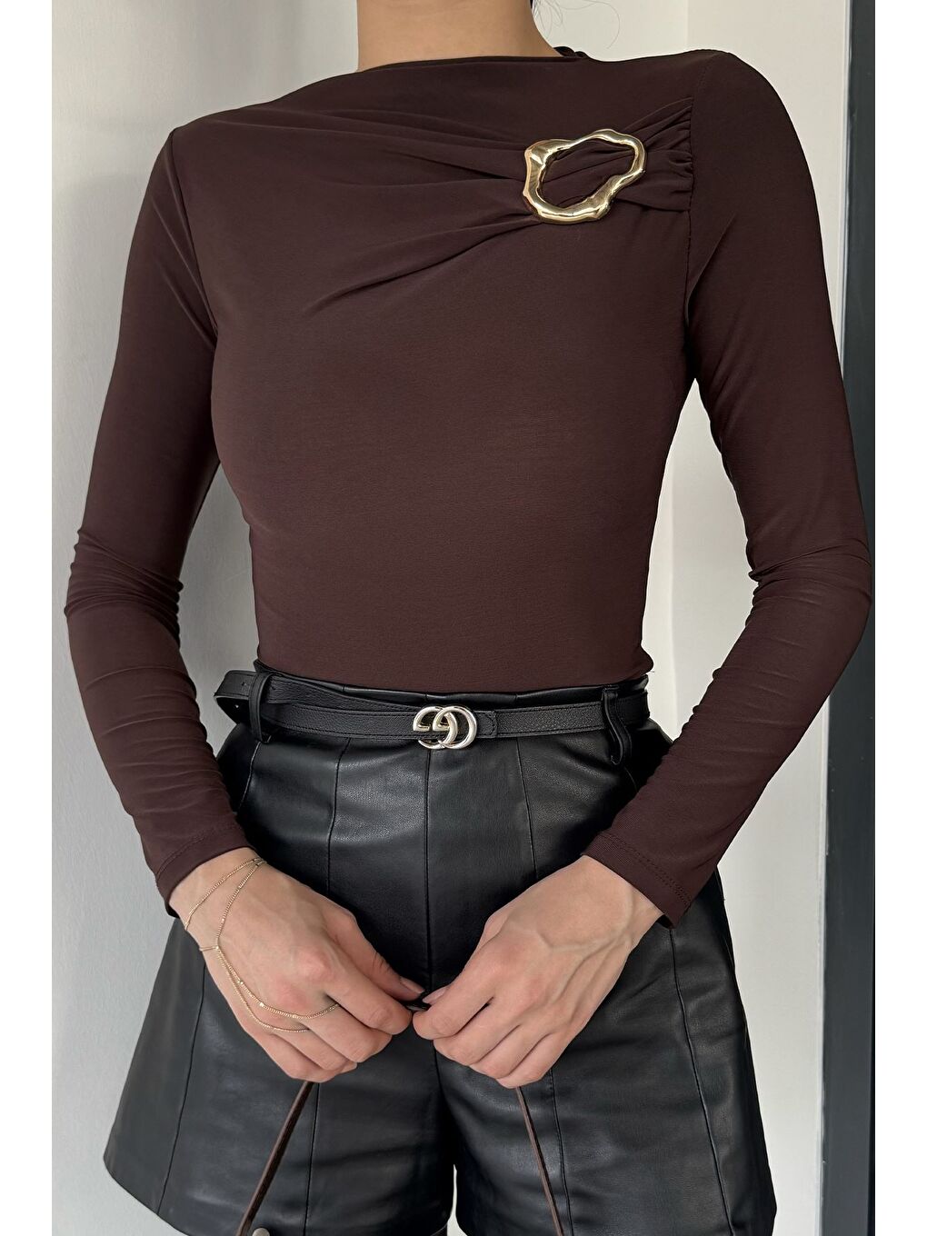 Kahverengi Kadın Gold Toka Detaylı Elastanlı Bluz-2