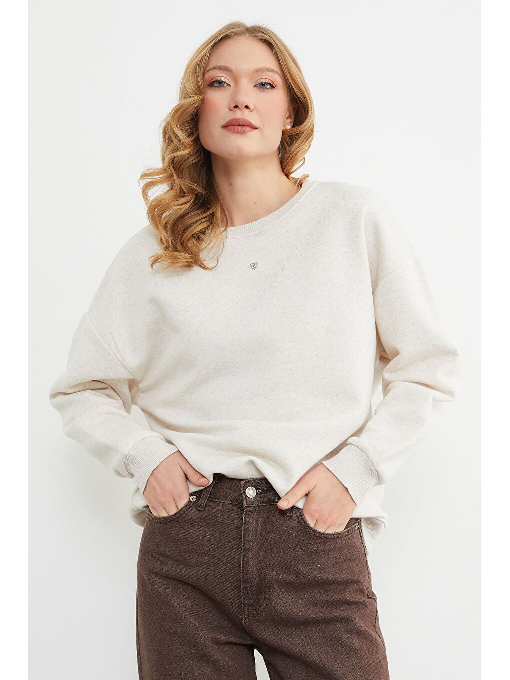 Bej 3 İplik Taşlı Kalp Detaylı Oversize Sweatshirt-2