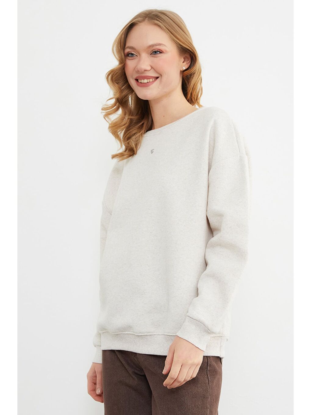 Bej 3 İplik Taşlı Kalp Detaylı Oversize Sweatshirt-4