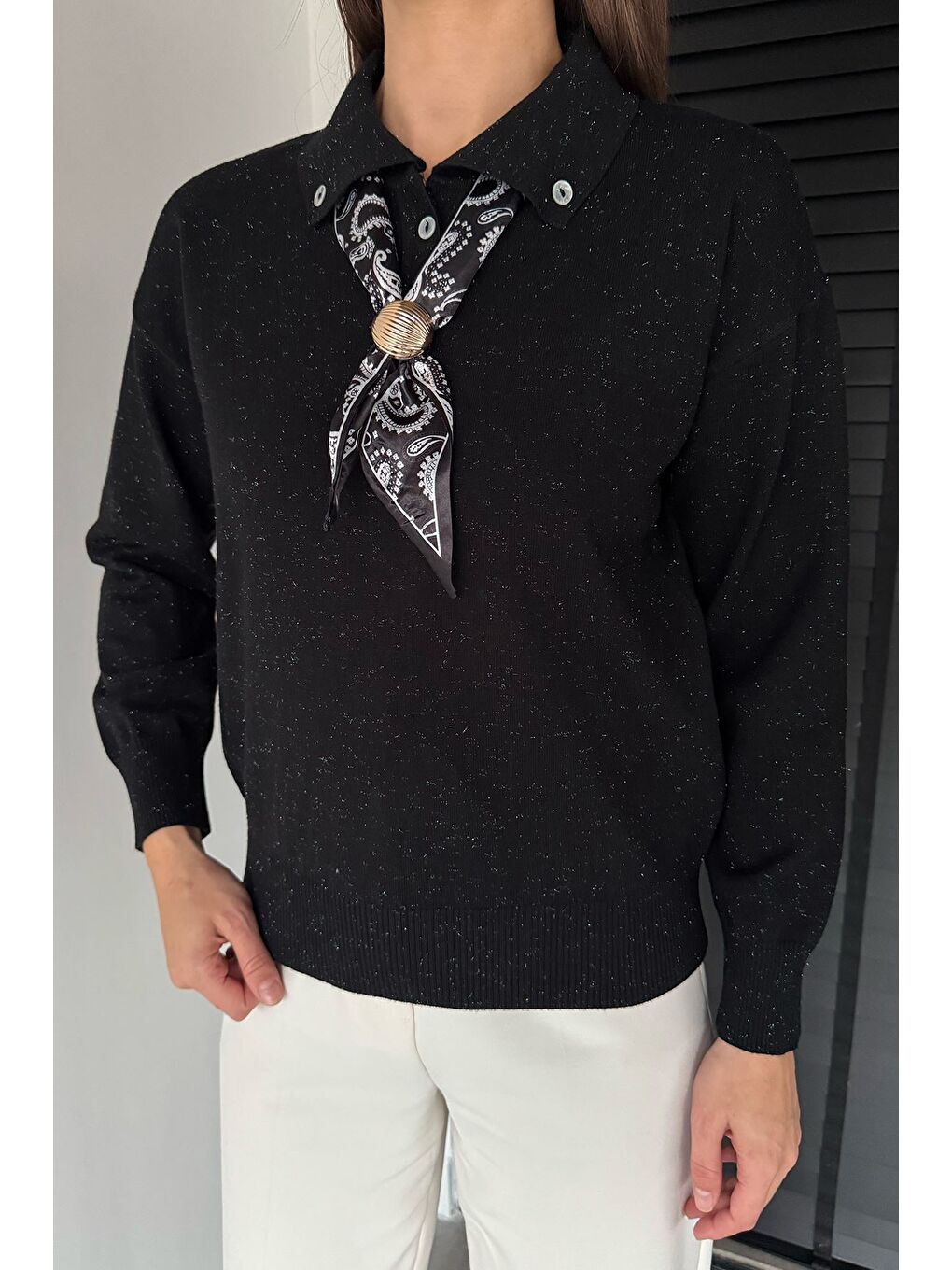 Siyah Kadın Polo Yaka Fularlı Ve Broşlu Triko Bluz-1