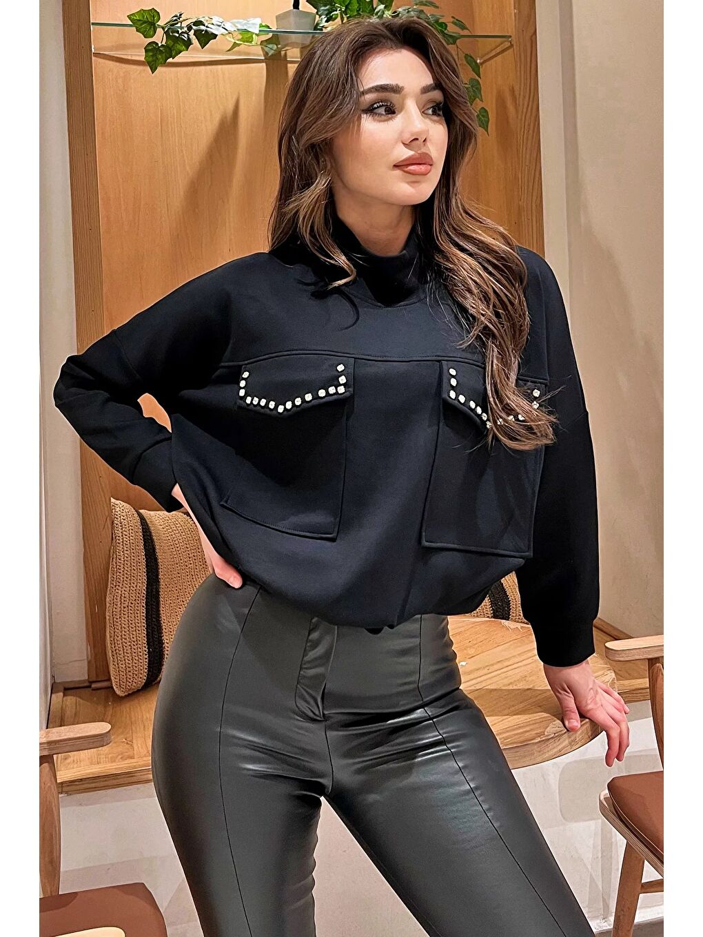Siyah Yarım Balıkçı Yaka Çift Cepli Bel Bağlama Detaylı Ve Konforlu Taşlı Sweatshirt