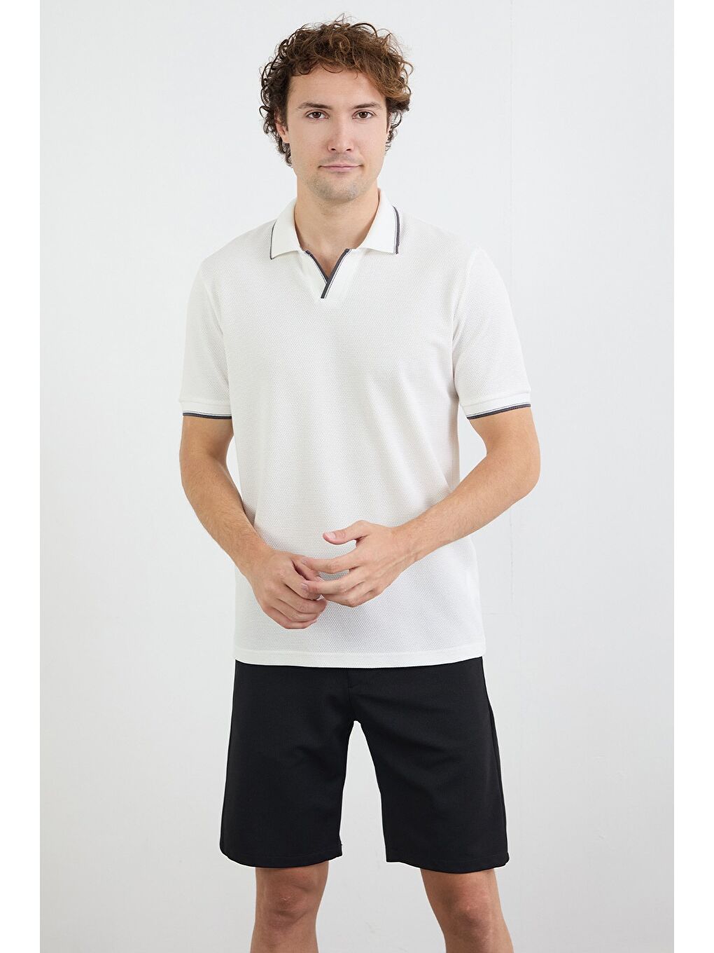 Beyaz Çizgili Waffle Kumaş Polo Yaka Tişört