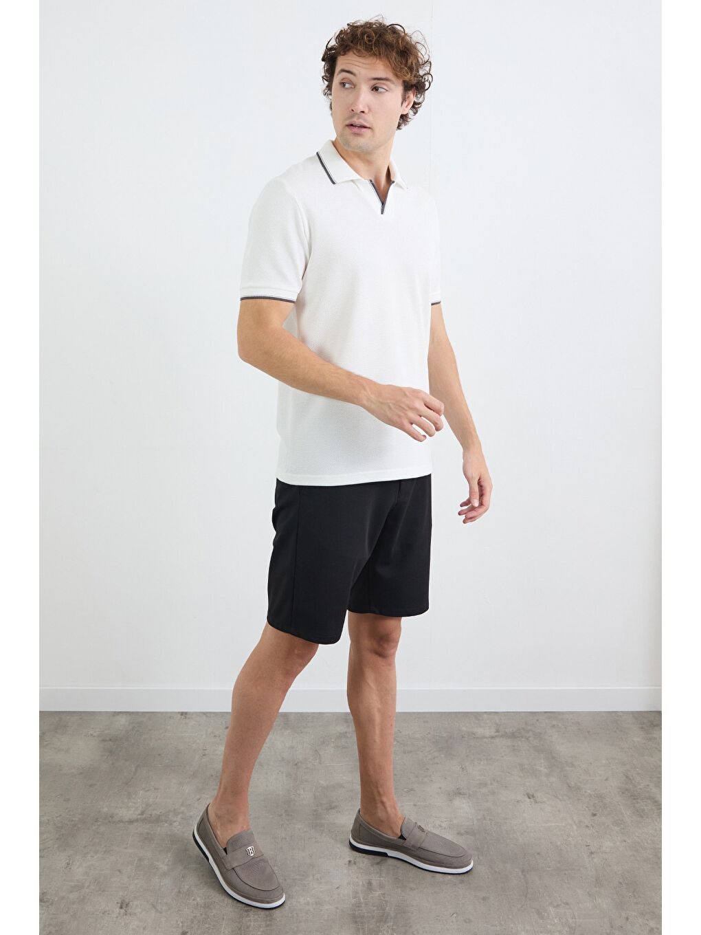 Beyaz Çizgili Waffle Kumaş Polo Yaka Tişört-1