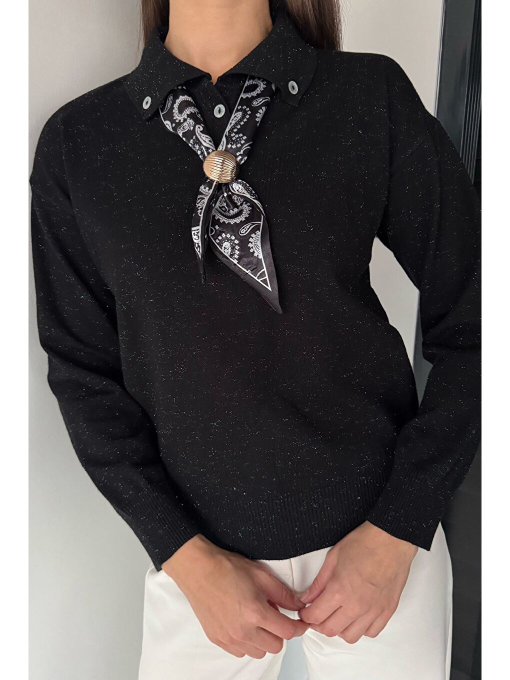Siyah Kadın Polo Yaka Fularlı Ve Broşlu Triko Bluz-2
