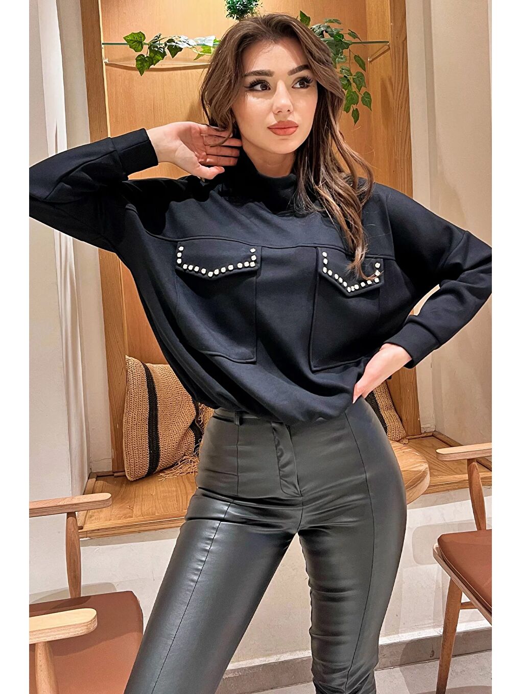 Siyah Yarım Balıkçı Yaka Çift Cepli Bel Bağlama Detaylı Ve Konforlu Taşlı Sweatshirt-1