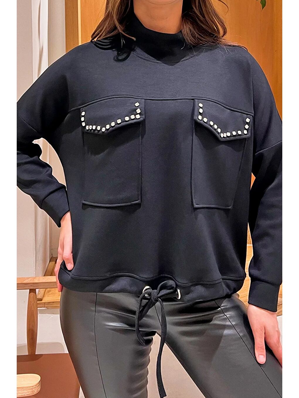 Siyah Yarım Balıkçı Yaka Çift Cepli Bel Bağlama Detaylı Ve Konforlu Taşlı Sweatshirt-2