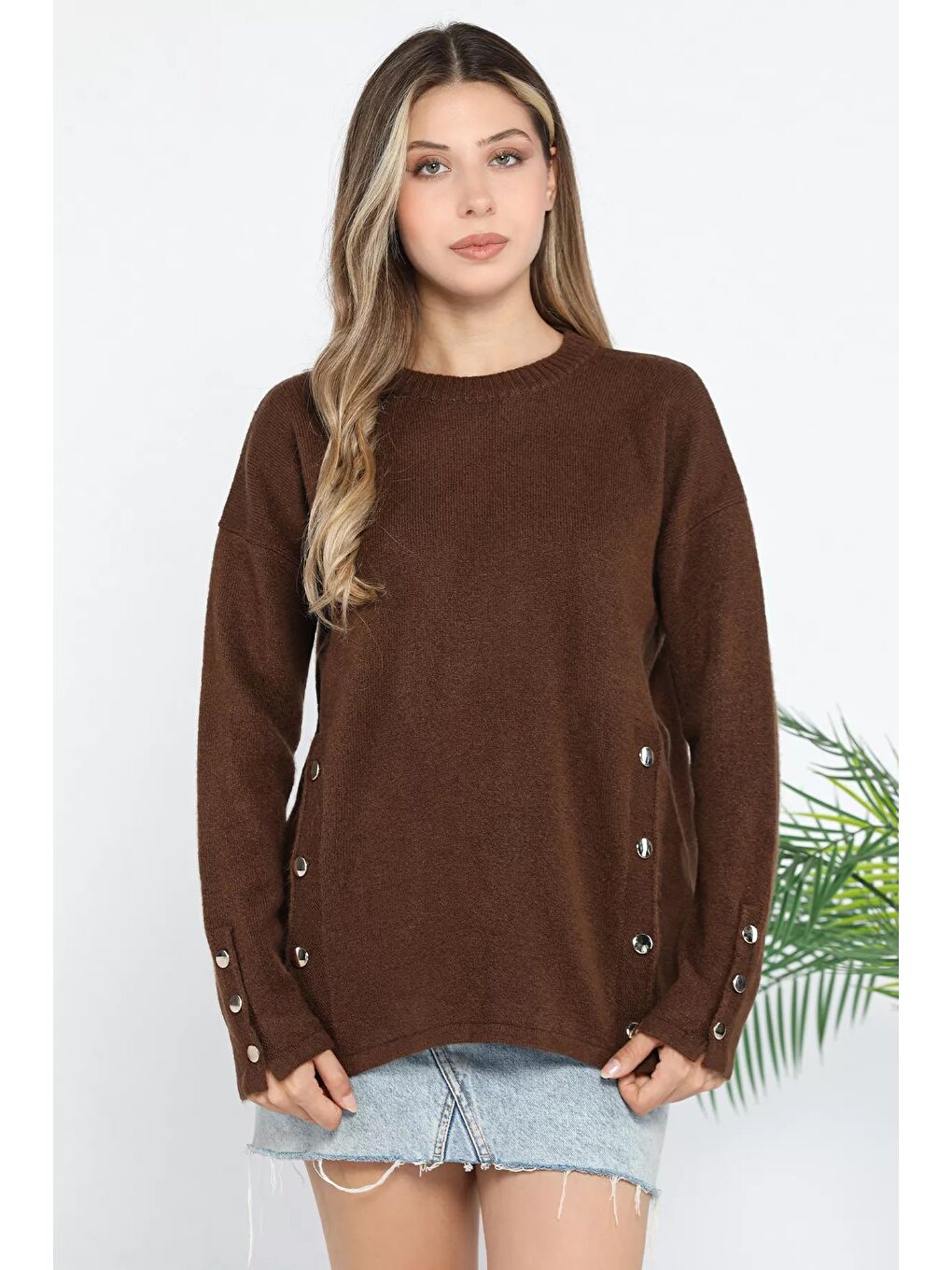 Kahverengi Kadın Bisiklet Yaka Yan Düğme Detaylı Salaş Triko Kazak-1