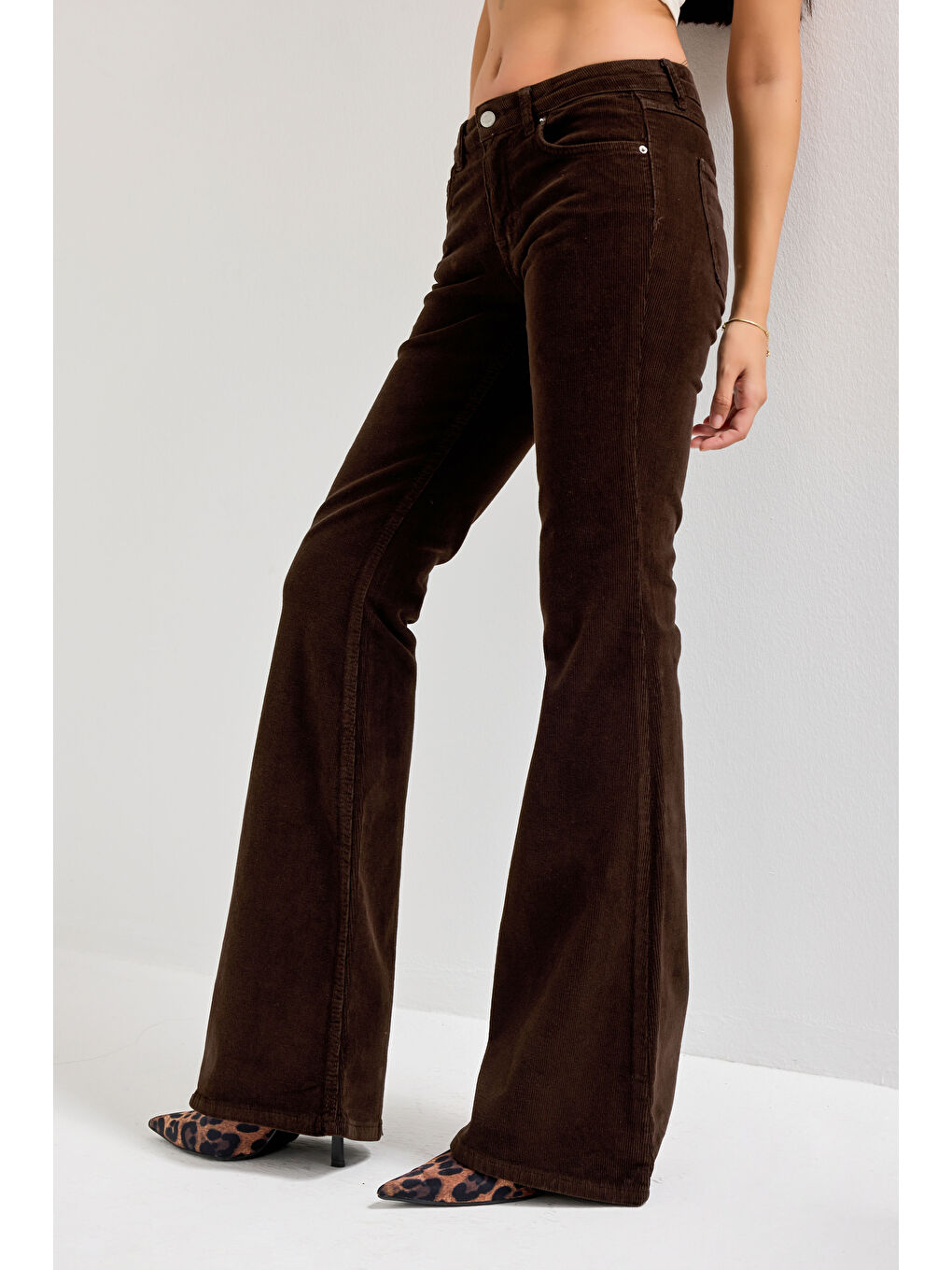 Kahverengi Kadın Acı Kahve 29w5-81 Flare Fit Esnek İnce Fitilli Velvet Kadife Kumaş Pantolon