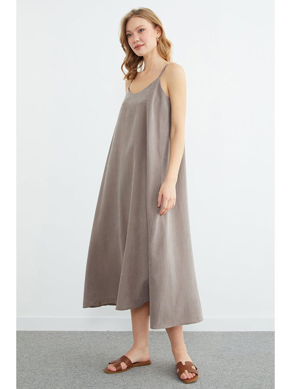 Bej Basic İp Askılı Maxi Boy Elbise-3