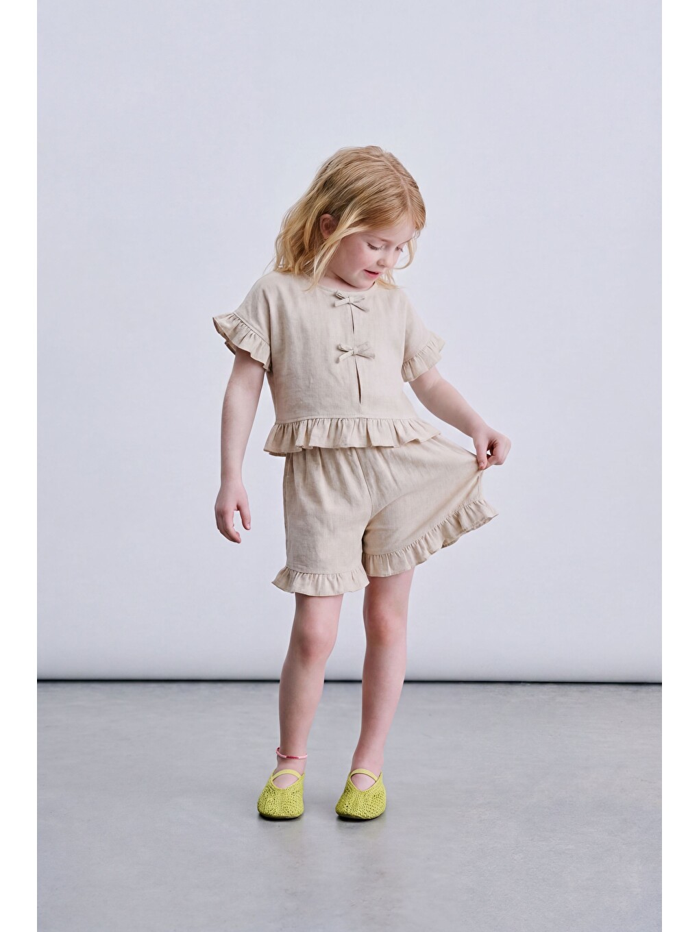 Bej Kız Çocuk Pamuklu Taş Renk Kurdele Detaylı Fırfırlı Bluz Şort Takım