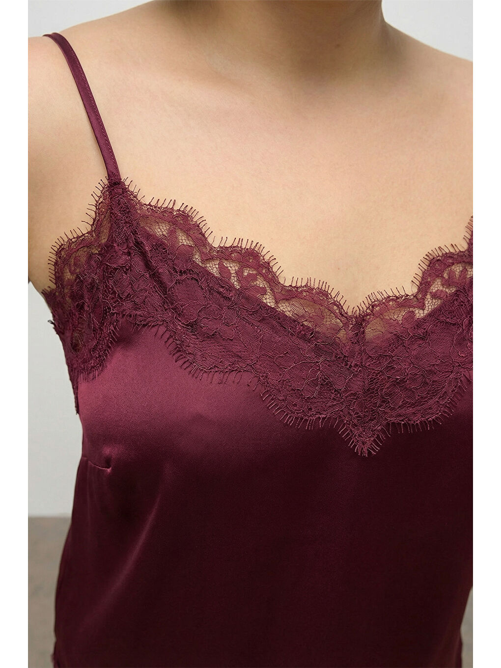 Bordo Dantel Detaylı İp Askılı Saten Bluz-2