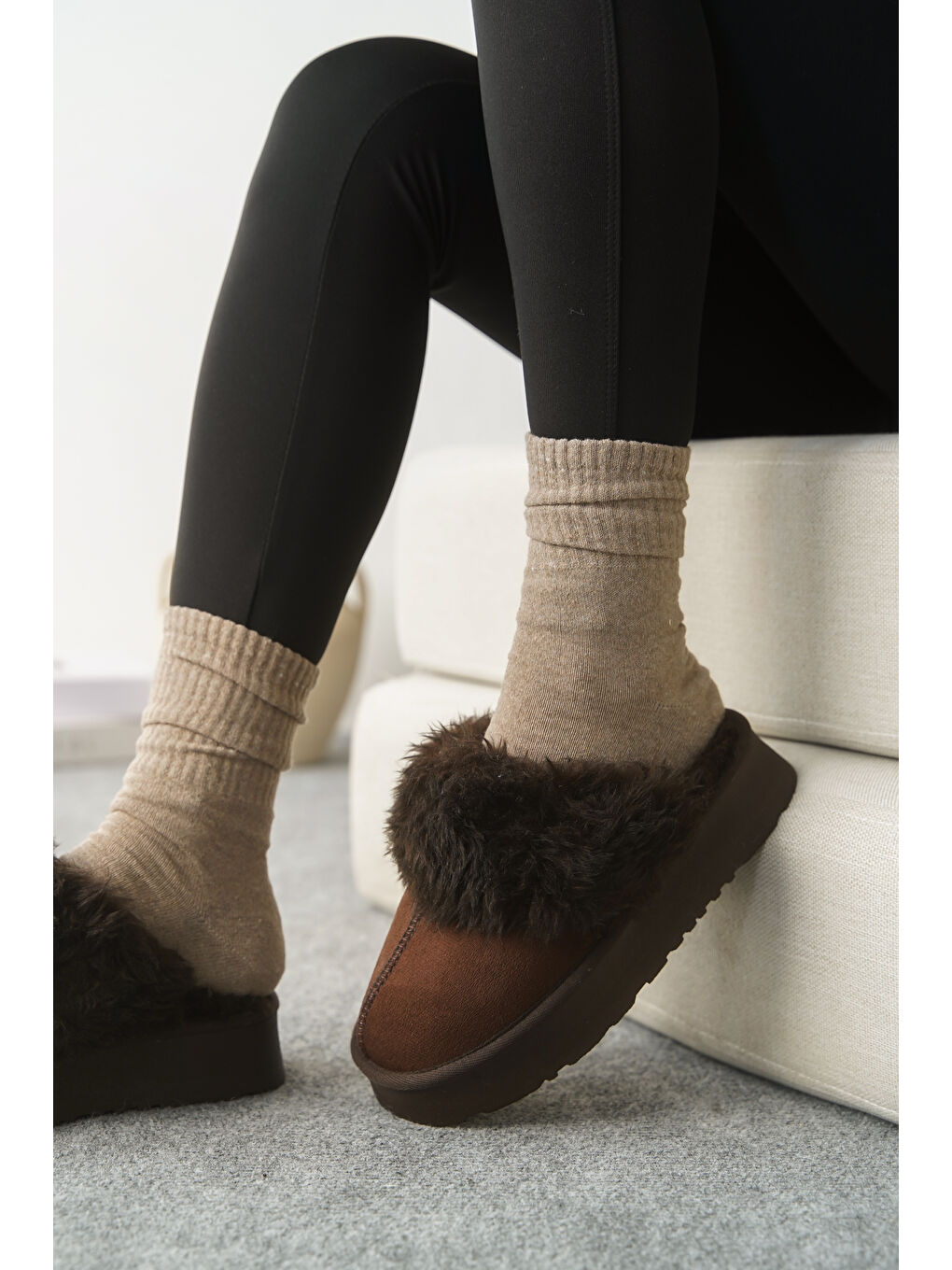 Kahverengi Florri Tüylü Burnu Kapalı Kadın Terlik-2