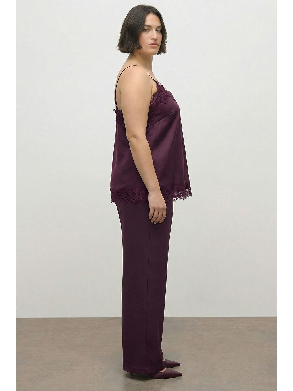 Bordo Dantel Detaylı İp Askılı Saten Bluz-3