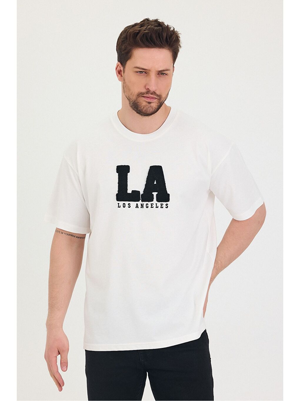 Beyaz Bisiklet Yaka LA Baskılı Oversize Salaş Unisex Tişört-4