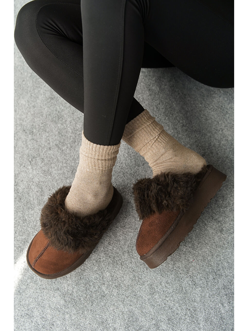 Kahverengi Florri Tüylü Burnu Kapalı Kadın Terlik-6