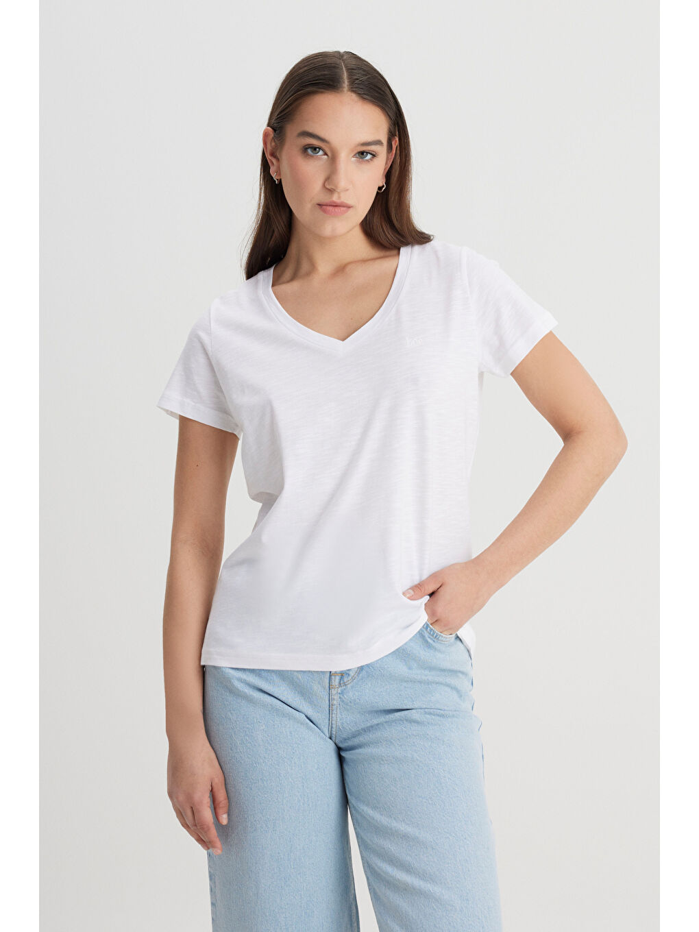 Beyaz Regular Fit Rahat Kesim V Yaka Tişört-1