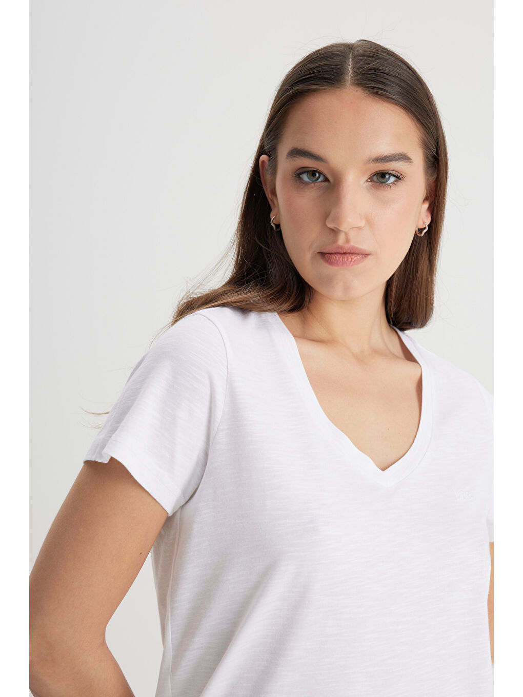 Beyaz Regular Fit Rahat Kesim V Yaka Tişört-3