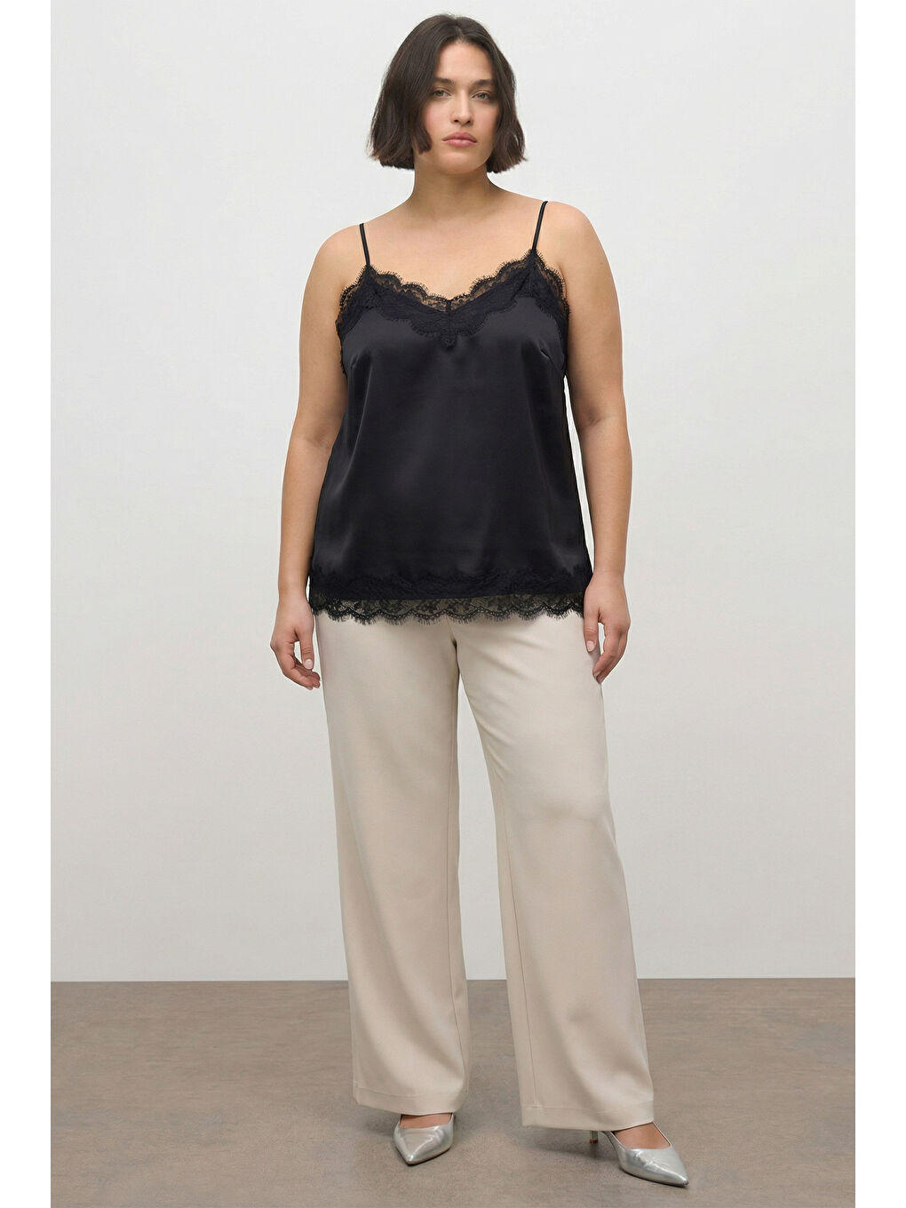 Siyah Dantel Detaylı İp Askılı Saten Bluz-2