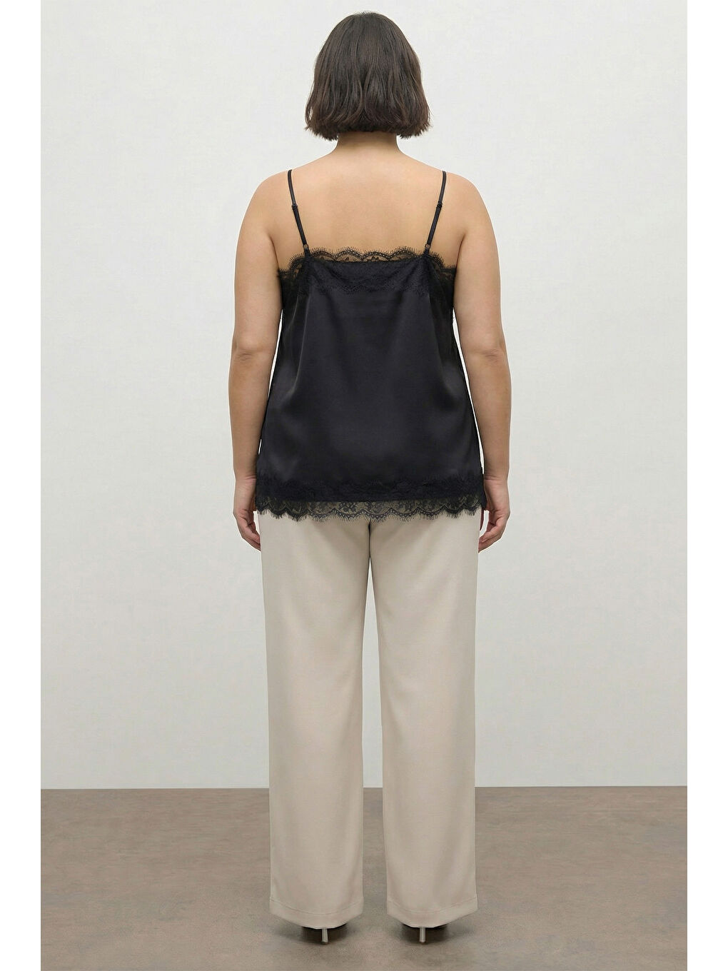 Siyah Dantel Detaylı İp Askılı Saten Bluz-3