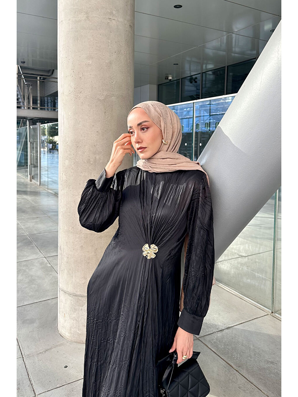 Kadın Ön Bronş Kırışık Elbise Siyah-1