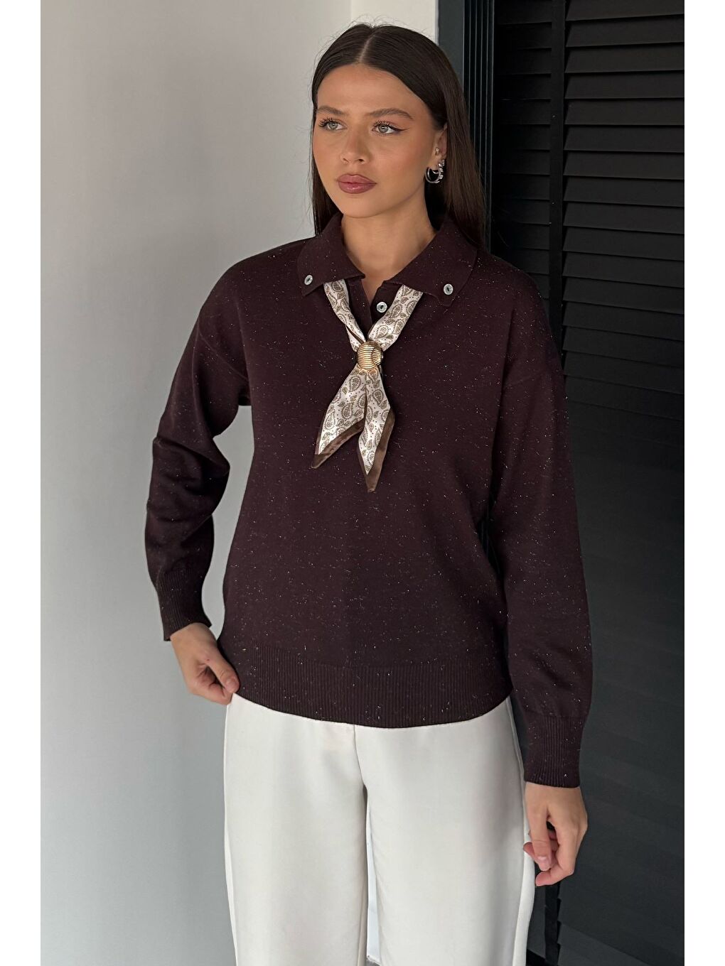 Kahverengi Kadın Polo Yaka Fularlı Ve Broşlu Triko Bluz-1