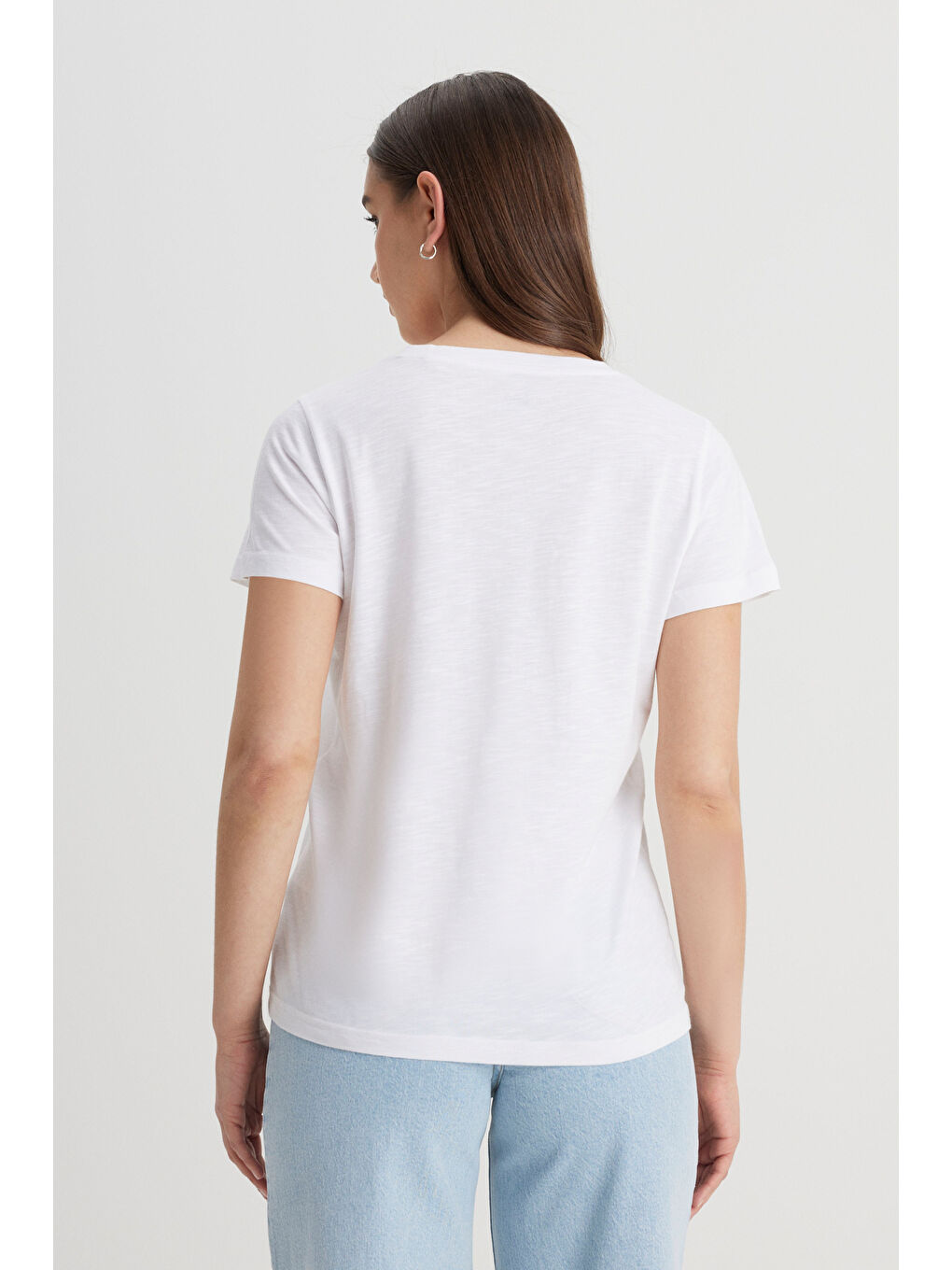 Beyaz Regular Fit Rahat Kesim V Yaka Tişört-4