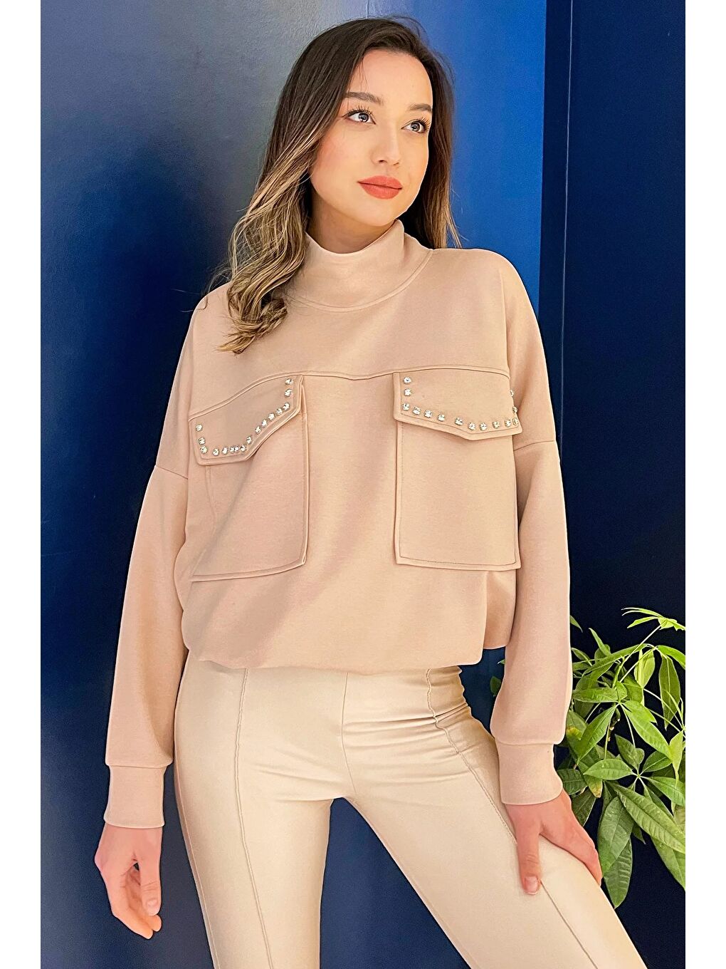 Gülseli Yarım Balıkçı Yaka Çift Cepli Bel Bağlama Detaylı Ve Konforlu Taşlı Sweatshirt