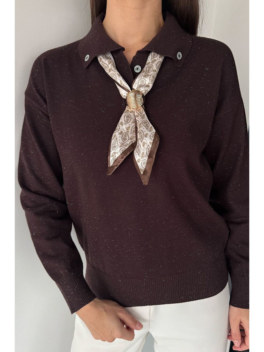 Kahverengi Kadın Polo Yaka Fularlı Ve Broşlu Triko Bluz-3