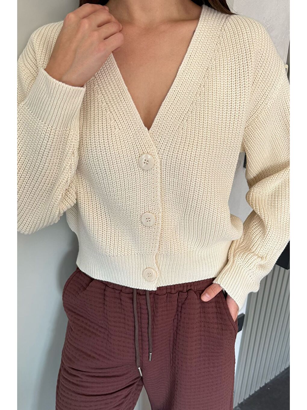 Ekru V Yaka Ön Düğmeli Kadın Örme Triko Hırka-1