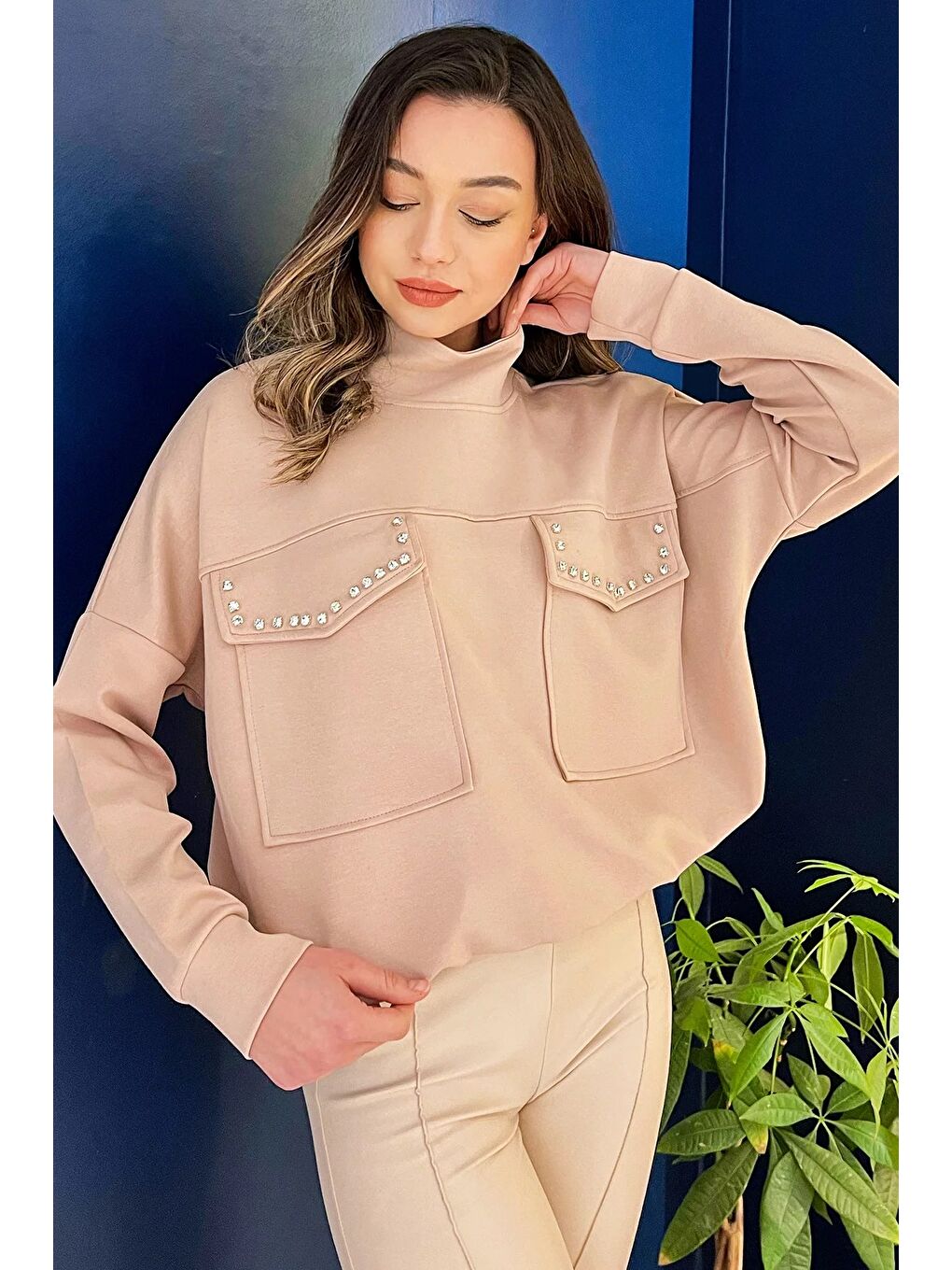 Gülseli Yarım Balıkçı Yaka Çift Cepli Bel Bağlama Detaylı Ve Konforlu Taşlı Sweatshirt-1