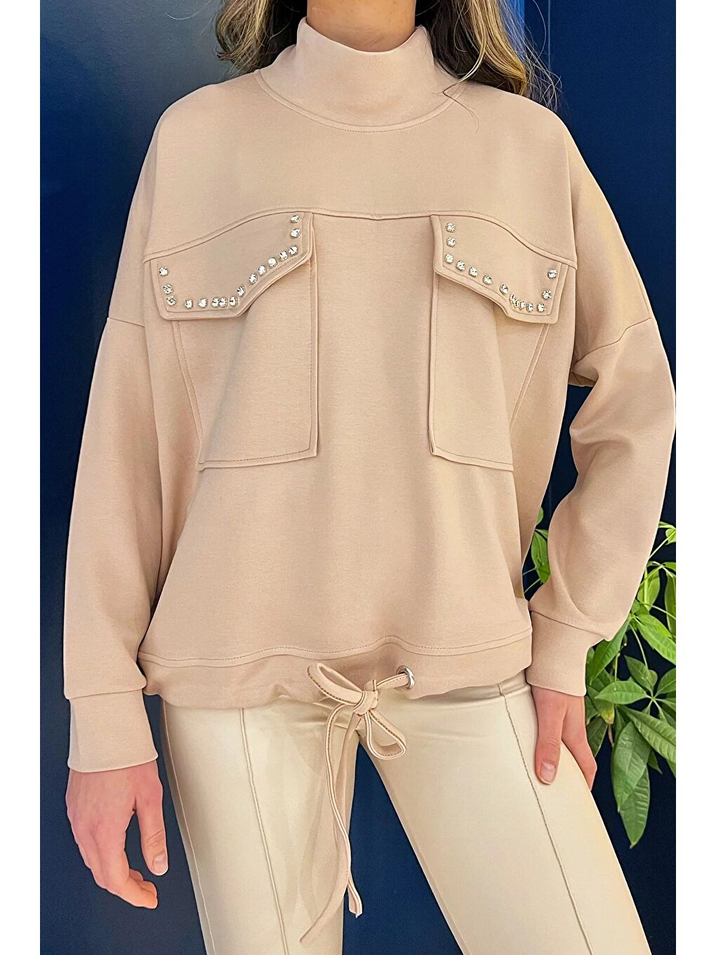 Bej Yarım Balıkçı Yaka Çift Cepli Bel Bağlama Detaylı Ve Konforlu Taşlı Sweatshirt-2