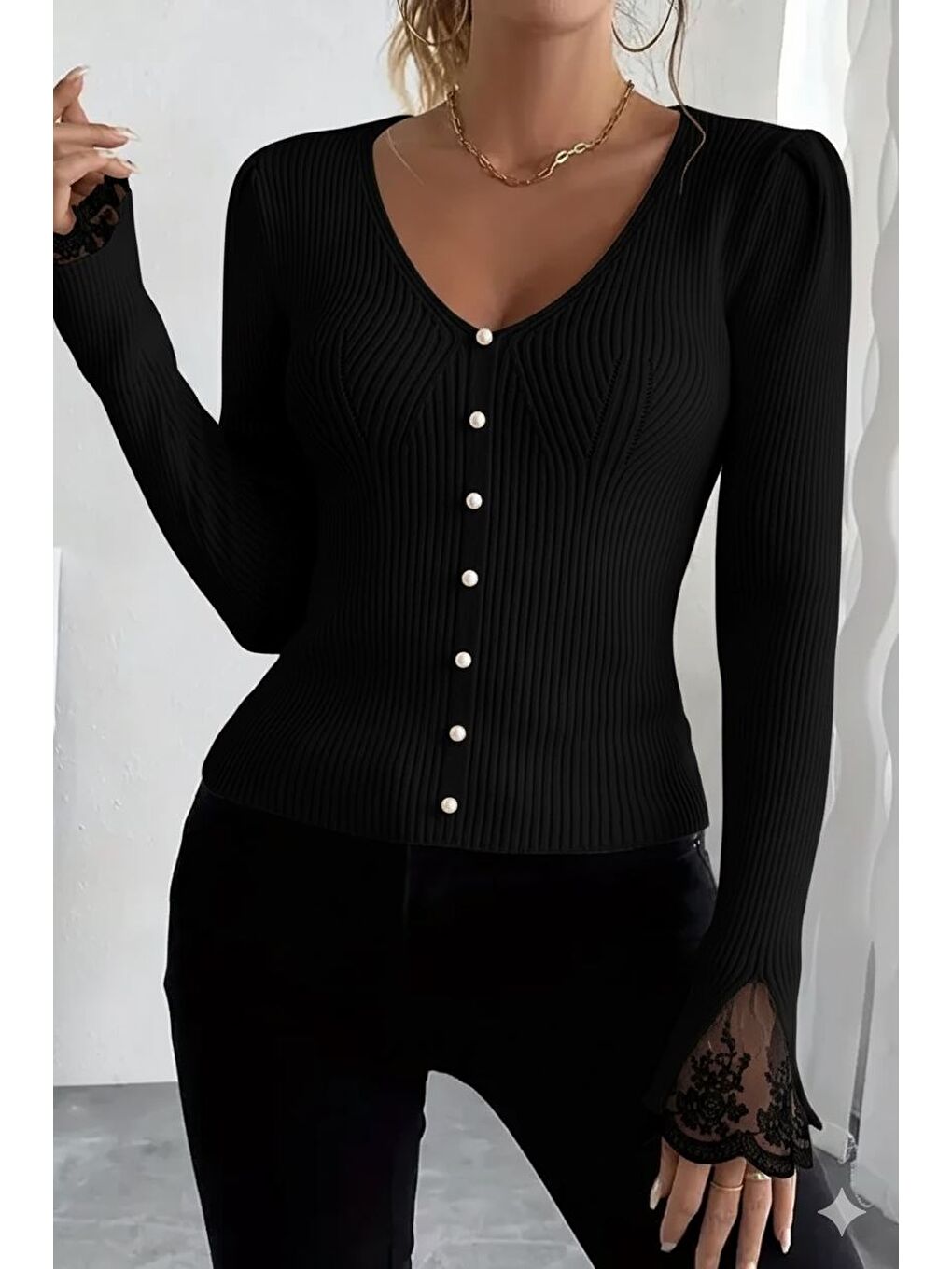 Siyah Kol Güpür Detaylı V Yaka Triko Bluz