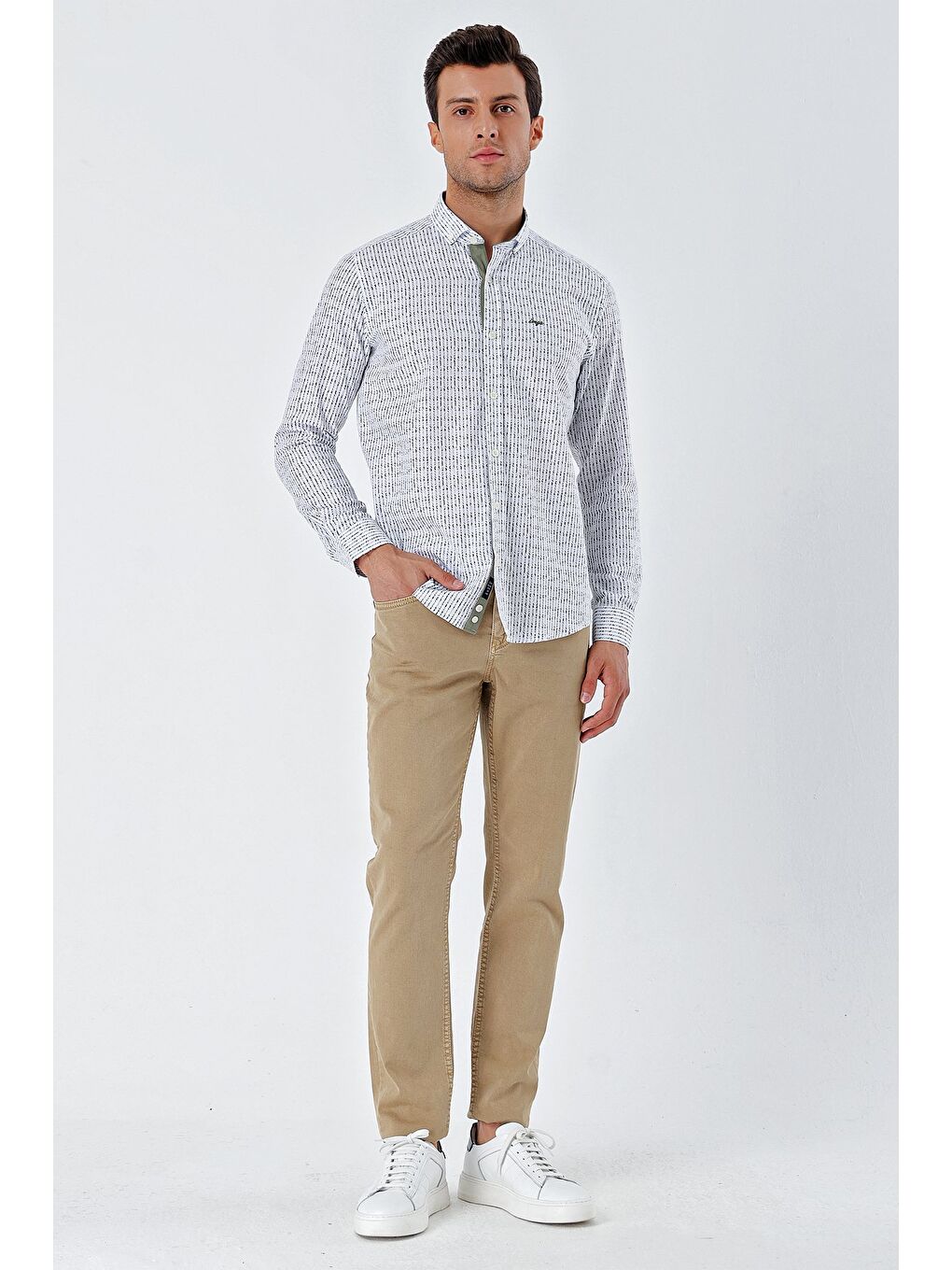 Beyaz Uzun Kollu Baskılı Bez Ayağı Cepsiz Garnili Klasik Slim Fit Dar Kesim Gömlek 1004230232-4